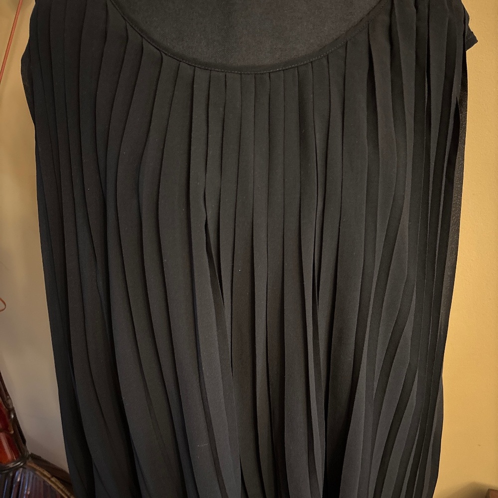 Sleeveless pleated top